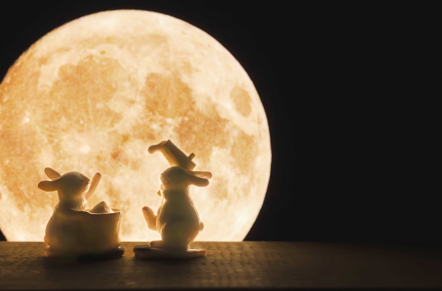 Bunnies pounding mochi 