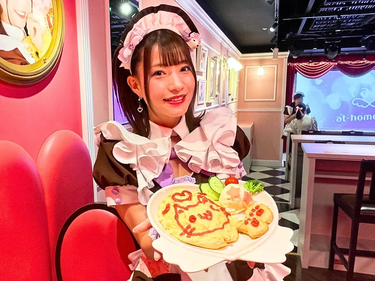 Maid holding omelette rice with cute ketchup art 