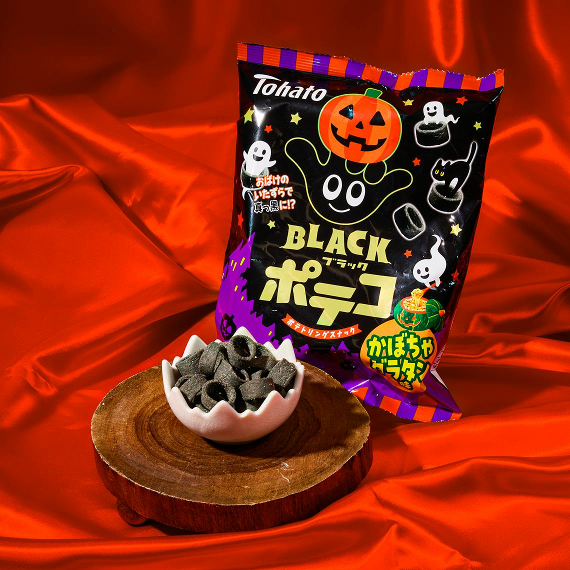 Black ring-shaped potato snacks in a red background
